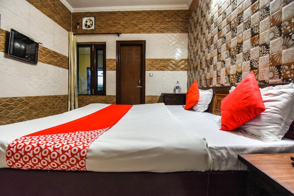 OYO 69417 Hotel Dream Town, South Chandigarh, Chandigarh
