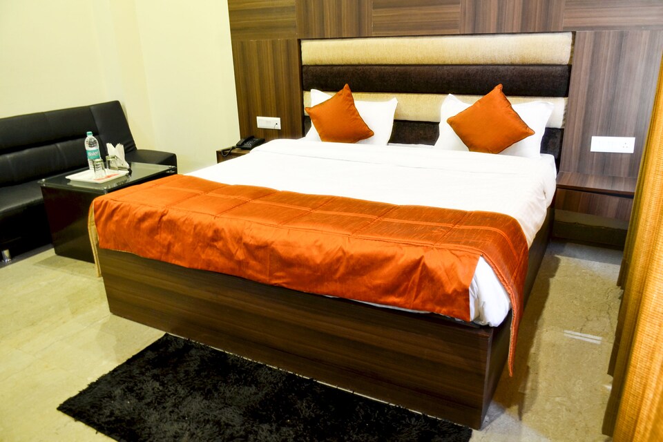 OYO 5710 The Majestic Crown Hotel, Zirakpur, Zirakpur