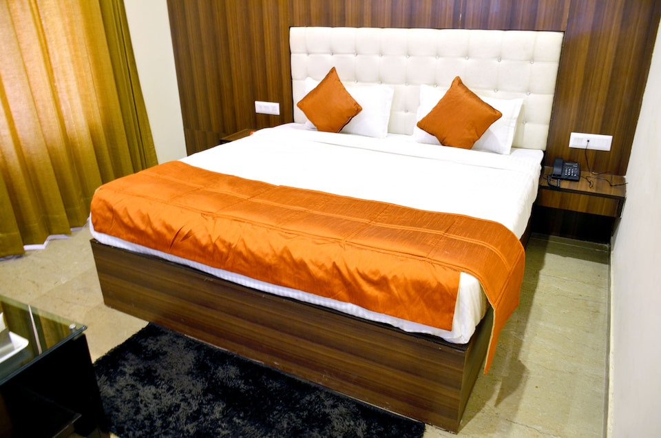 OYO 5710 The Majestic Crown Hotel, Zirakpur, Zirakpur