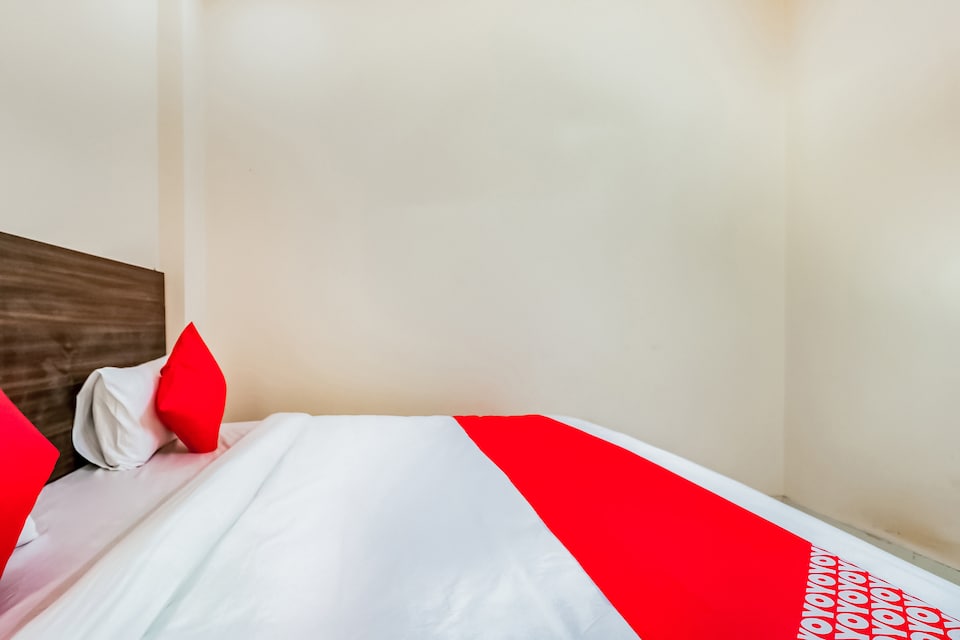 OYO Vision Rooms Near Gtb Nagar Metro Station, North Delhi, Delhi