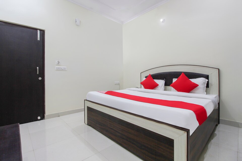 OYO 69498 Hotel Divine, Banke Bihari Mandir Vrindavan, Vrindavan