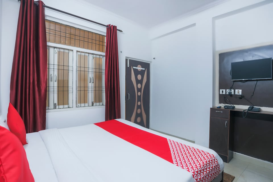 OYO 69572 Hotel Raj, Noida Expressway SEZ, Noida