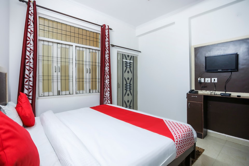 OYO 69572 Hotel Raj, Noida Expressway SEZ, Noida