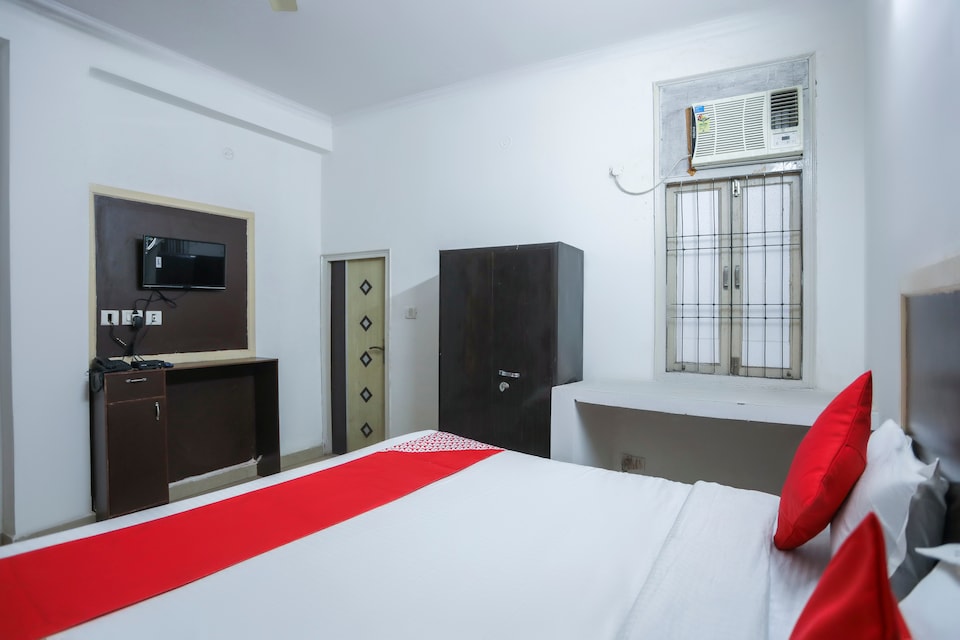 OYO 69572 Hotel Raj, Noida Expressway SEZ, Noida