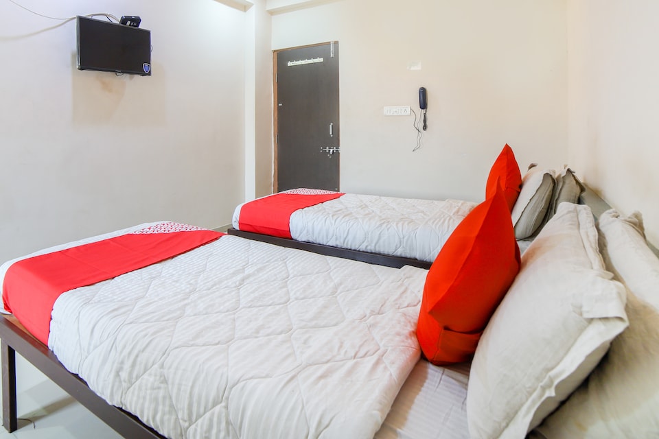 OYO 69652 Om Restaurant And Guest House, Gnaesh Chokdi, Anand