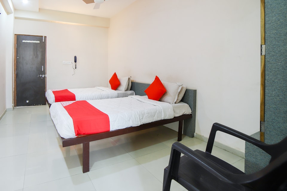 OYO 69652 Om Restaurant And Guest House, Gnaesh Chokdi, Anand