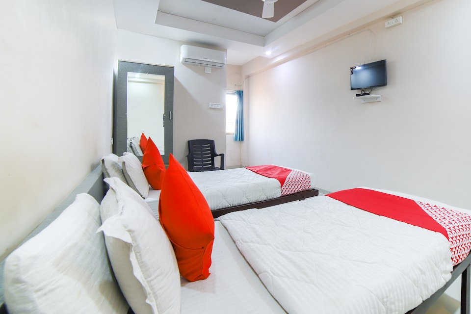 OYO 69652 Om Restaurant And Guest House, Gnaesh Chokdi, Anand