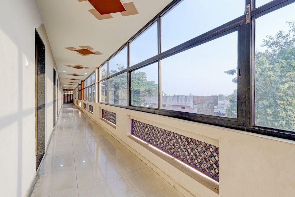 OYO Hotel Royal Inn Guest House, Dakor, Anand