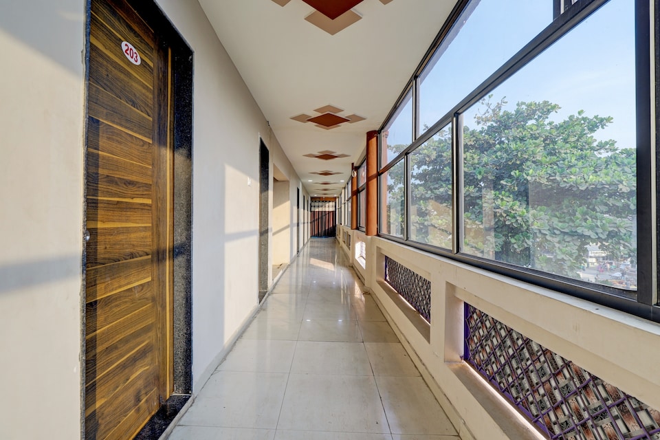 OYO Hotel Royal Inn Guest House, Dakor, Anand