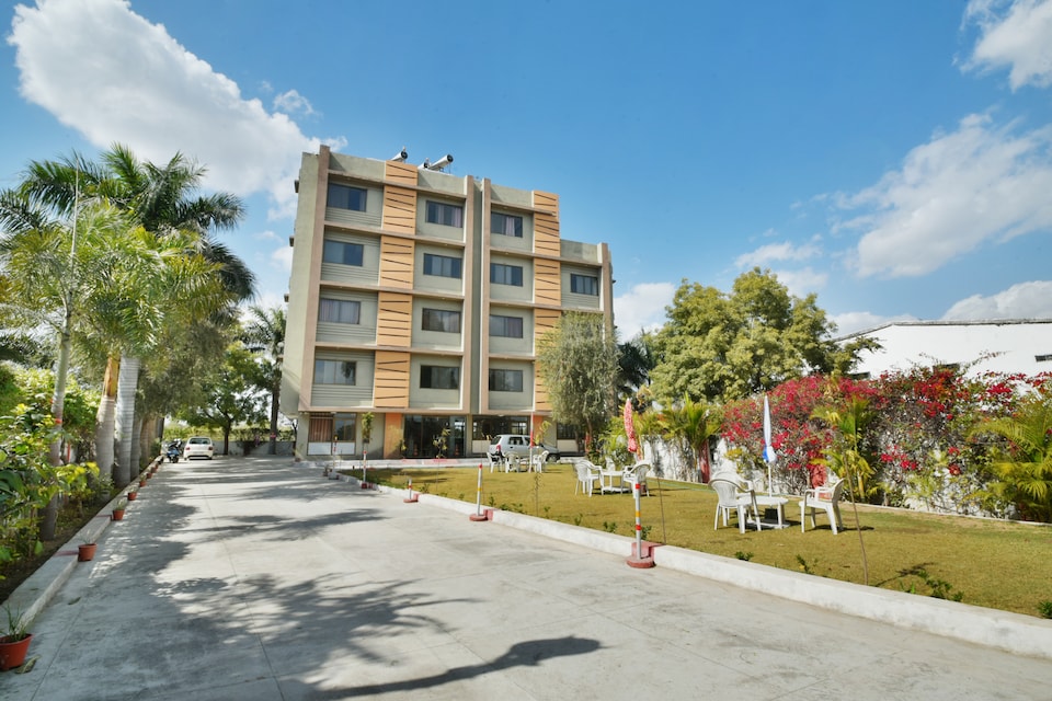 OYO 69770 Snp House Airport Hotel & Restaurant, Airport Udaipur, Udaipur