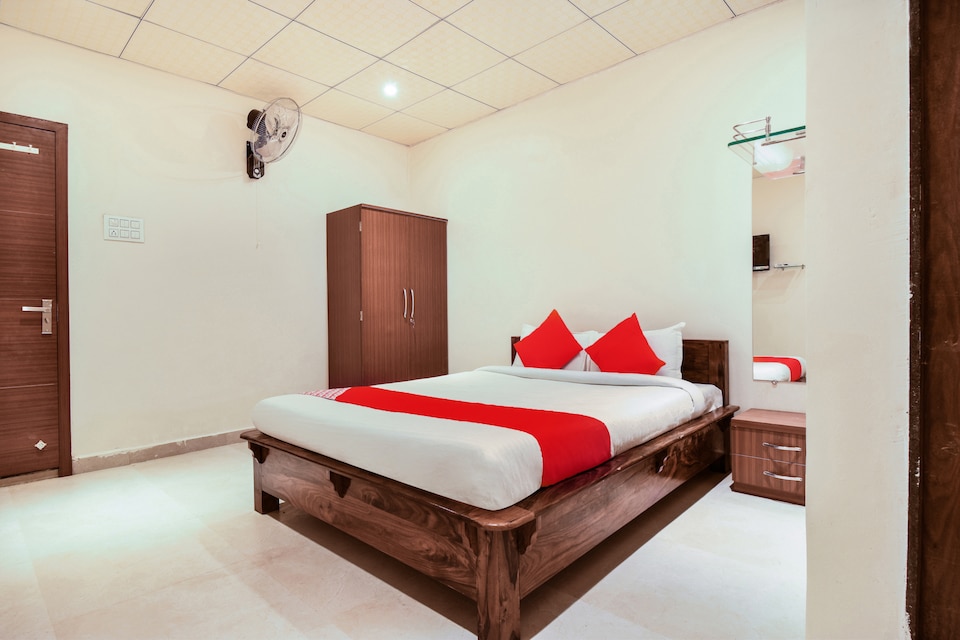 OYO 69823 Hotel Status Inn, Paratwada, Amravati