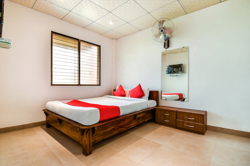 OYO 69823 Hotel Status Inn, Paratwada, Amravati