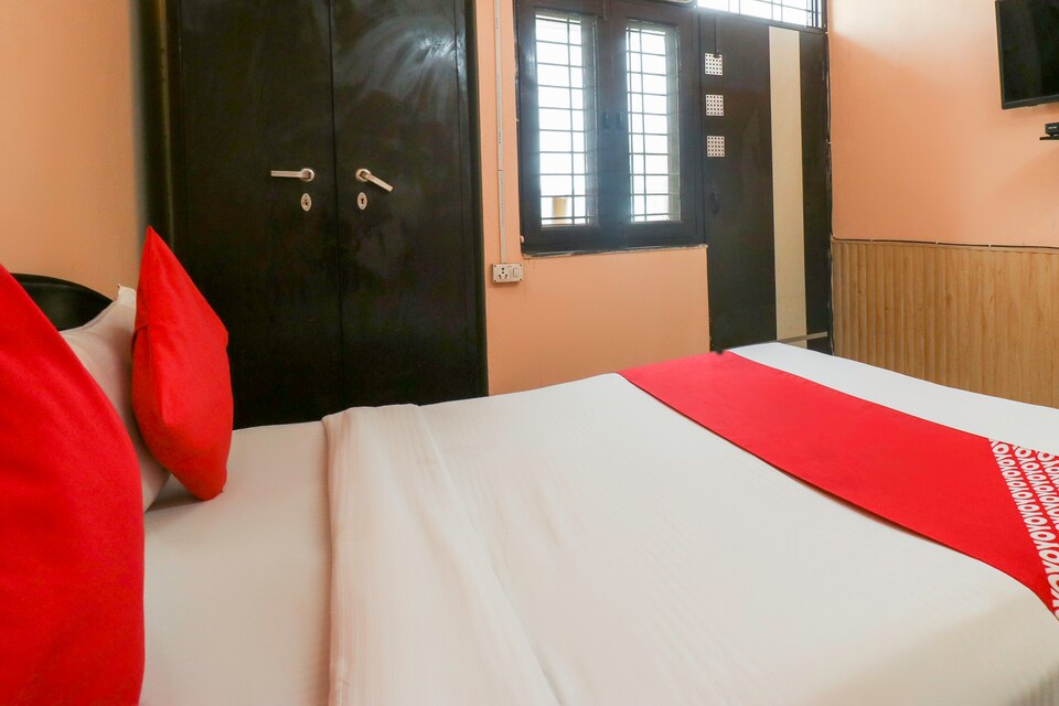 OYO 69826 Krishna Residency, Noida Industrial Area Mamura, Noida