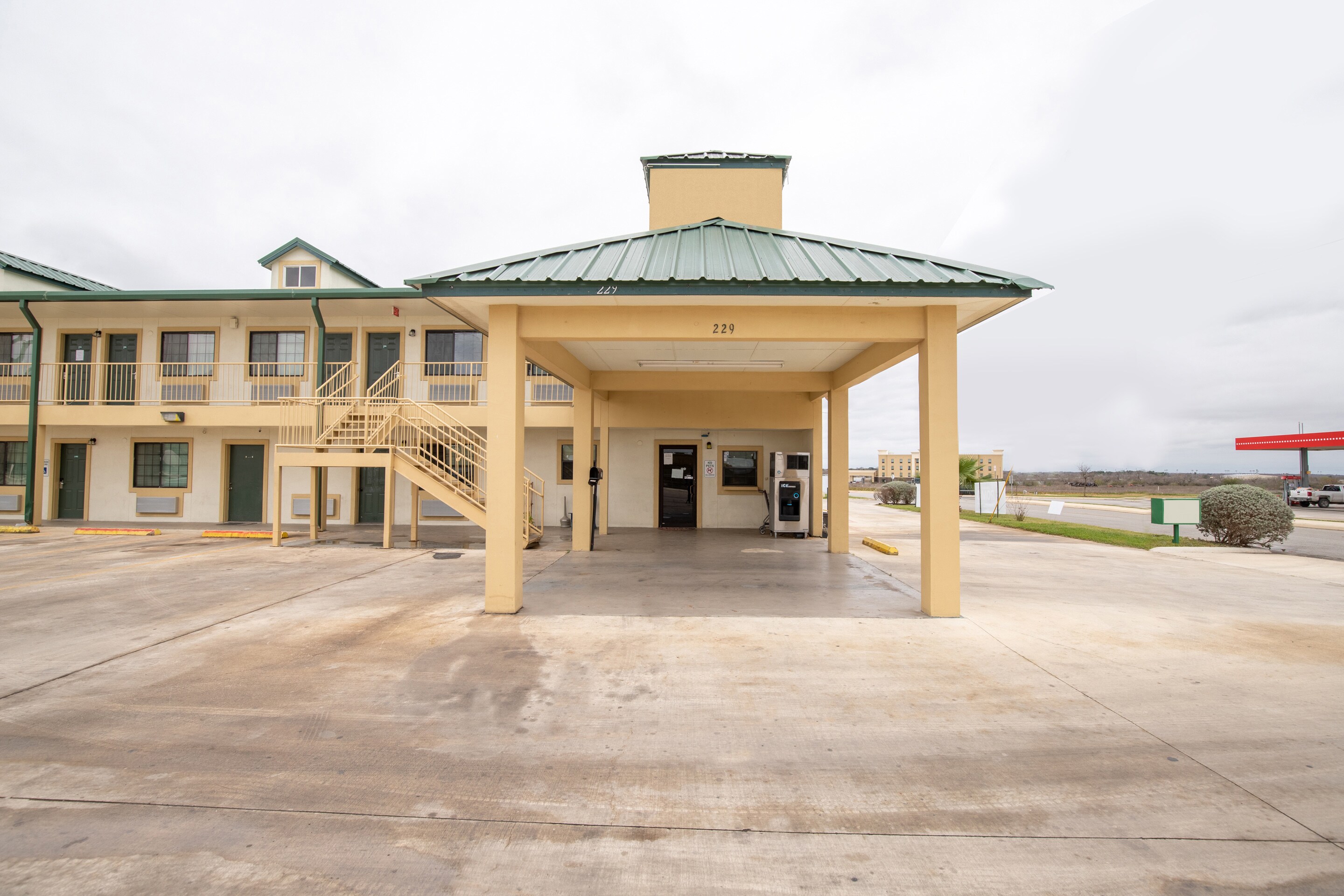 OYO Hotel in Pearsall, TX Book Rooms 49 + up to 50 Off