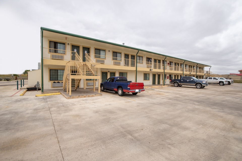 OYO Hotel Pearsall TX | Book Room @$54 Get upto 50% Off