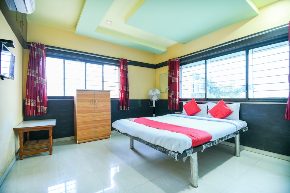 OYO 69876 Hotel Raj Lodging, Kolhapur City, Kolhapur