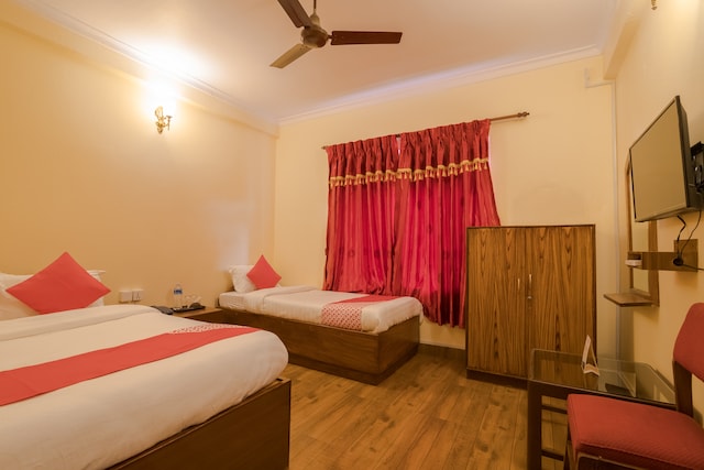 OYO 762 Hotel Middle Sky