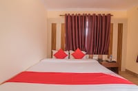 OYO 762 Hotel Middle Sky