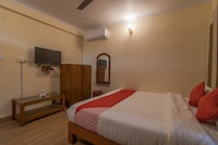 OYO 762 Hotel Middle Sky