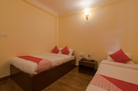 OYO 762 Hotel Middle Sky