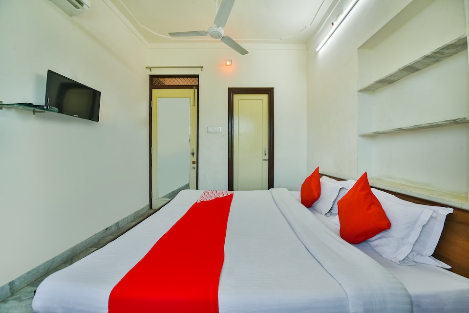 OYO 69956 Rajshree Restaurant And Guest House, Sukher Udaipur, Udaipur