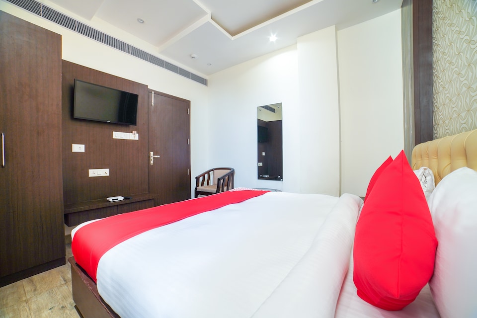 OYO 69961 Hotel V Grand, Civil Lines Bareilly, Bareilly