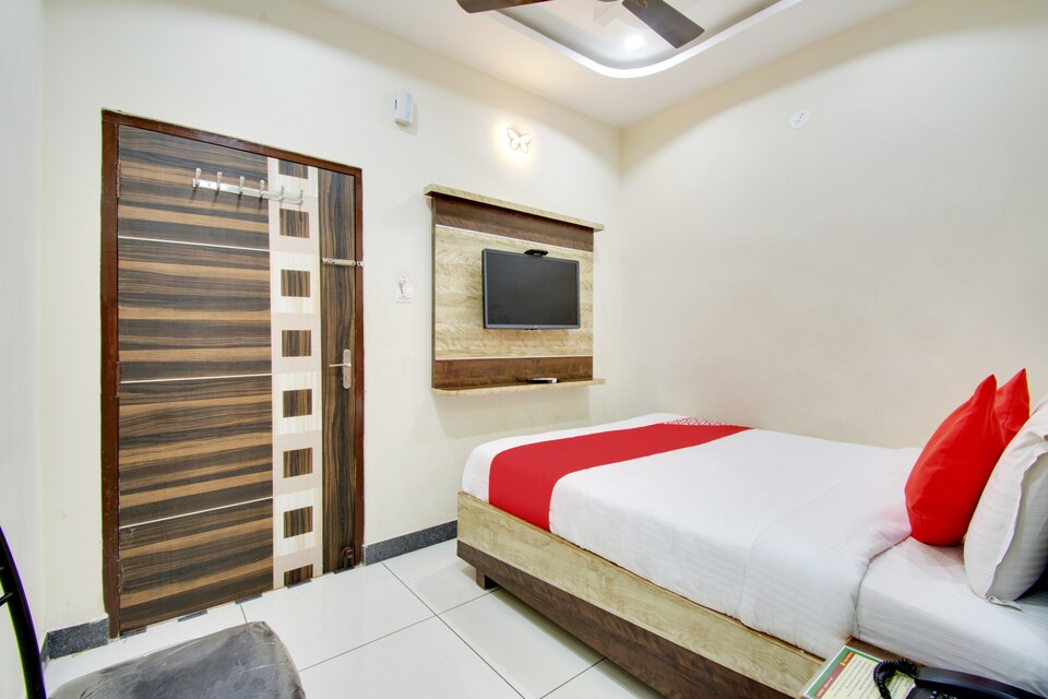 OYO Sri Sowmya Grand, Guntur, Guntur