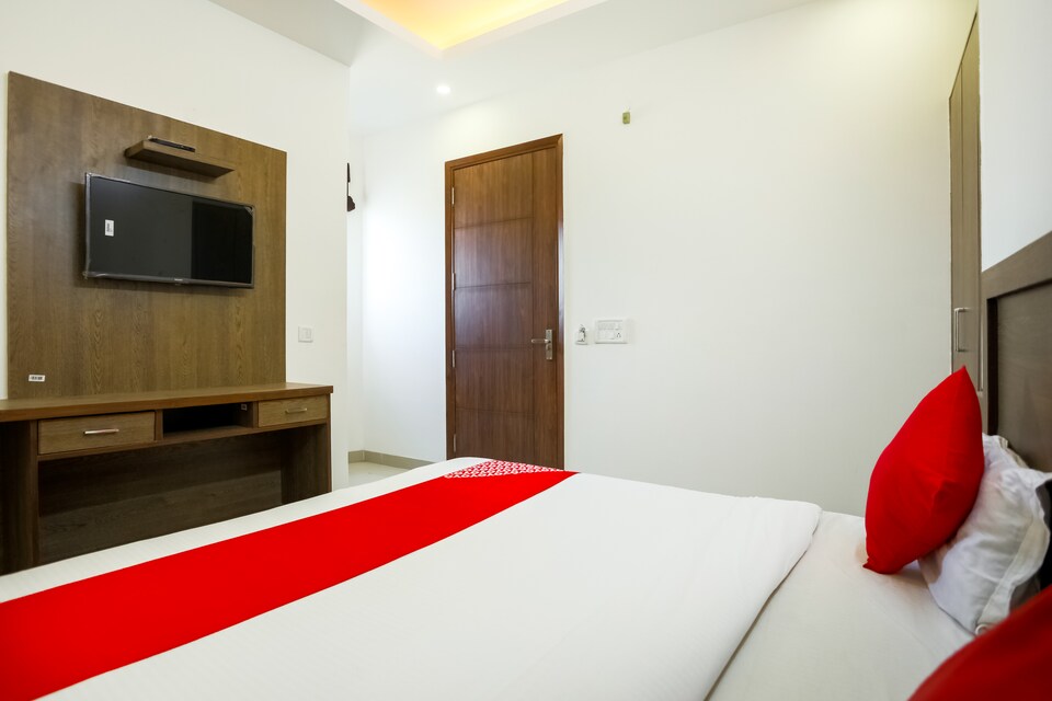 Live as DTT304, Airport Delhi, Delhi Transit