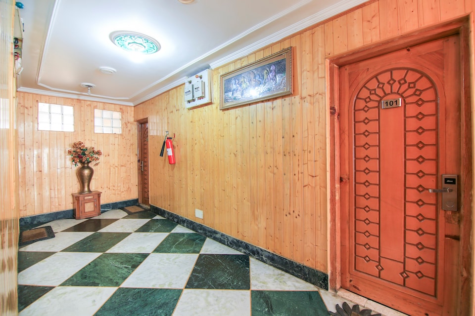 Capital O 70105 Paradise Hotel And Restaurant, Pahalgam, Pahalgam