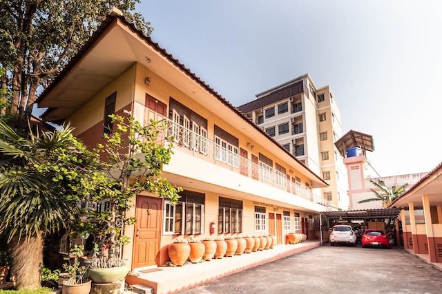 Vaccinated Staff - OYO 645 Baan Ruangrungroj