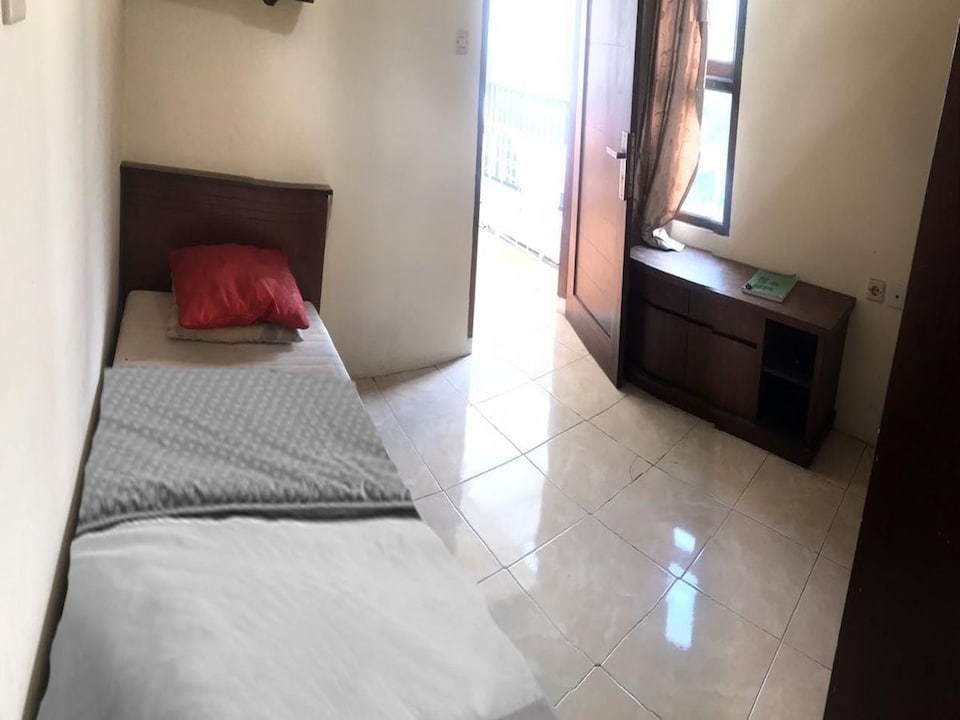 OYO Life 2958 Kost Lenteng Agung, Cilandak, Jakarta