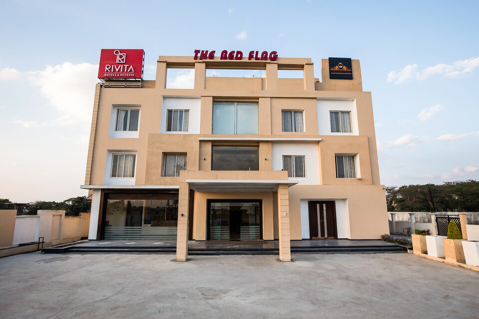 Capital O 70338 The Red Flag, Dewas City, Dewas