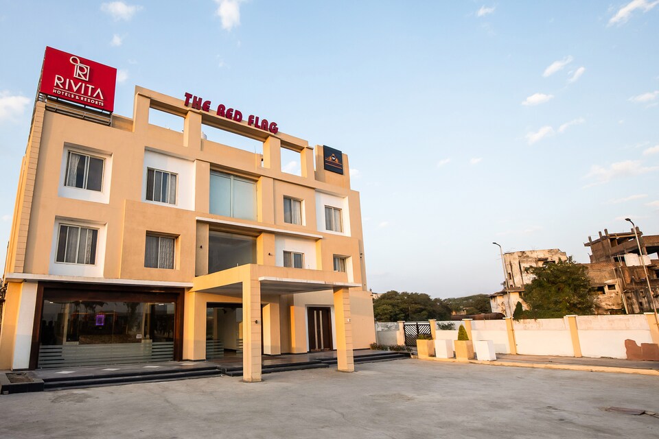 Capital O 70338 The Red Flag, Dewas City, Dewas