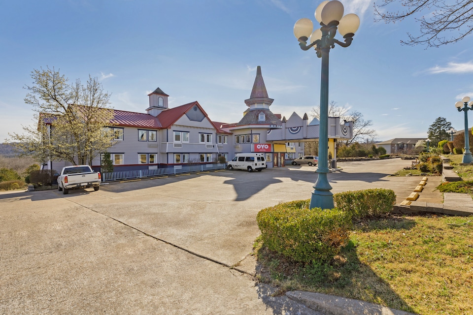 OYO Hotel Branson Victorian Palace, C65616-9, Branson MO