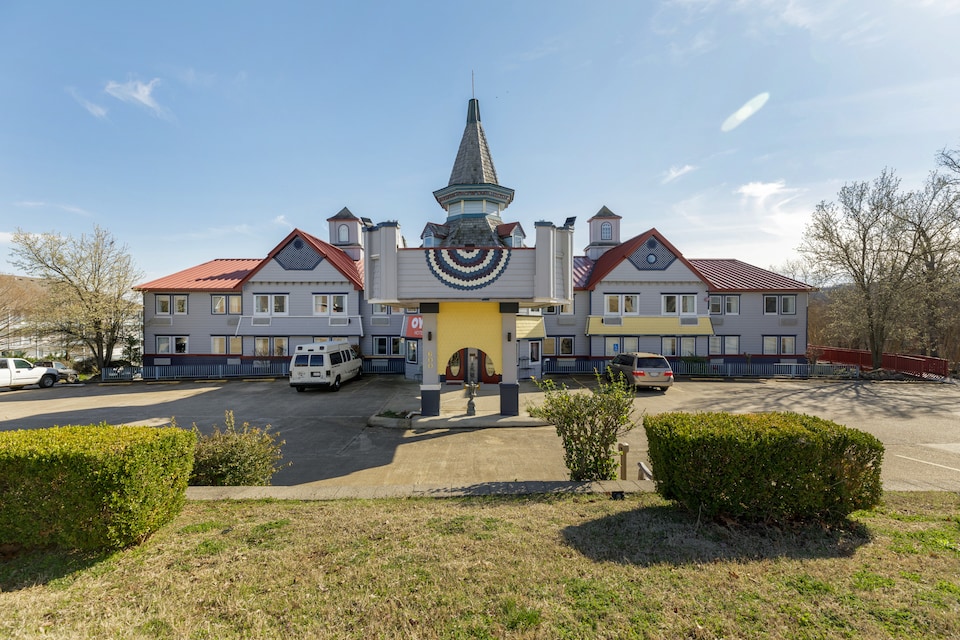 OYO Hotel Branson Victorian Palace, C65616-9, Branson MO