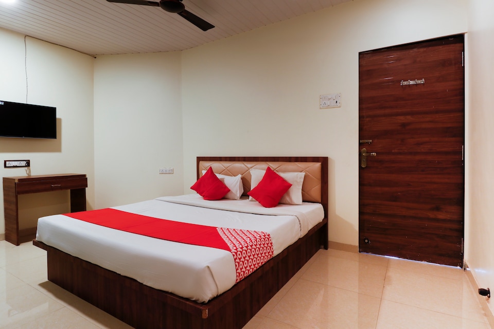 OYO 70434 Hotel Om Navratna, Karjat city, Karjat