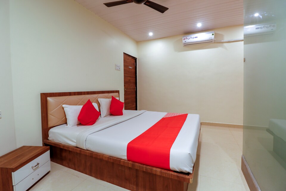 OYO 70434 Hotel Om Navratna, Karjat city, Karjat