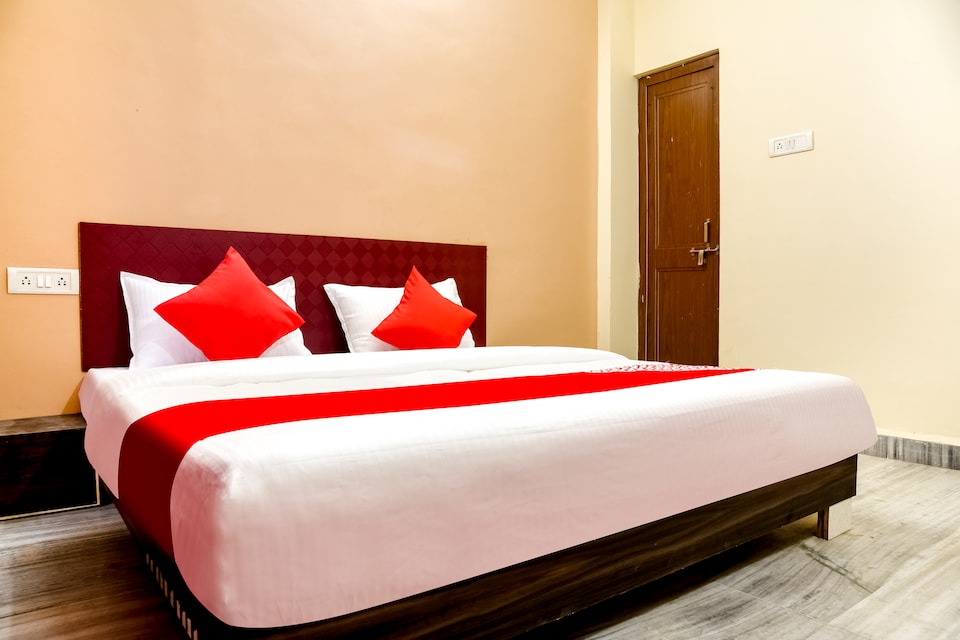 OYO 70450 Hotel Maple Tree, Ayudha Bypass, Bhopal