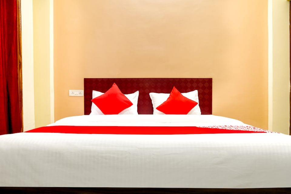 OYO 70450 Hotel Maple Tree, Ayudha Bypass, Bhopal