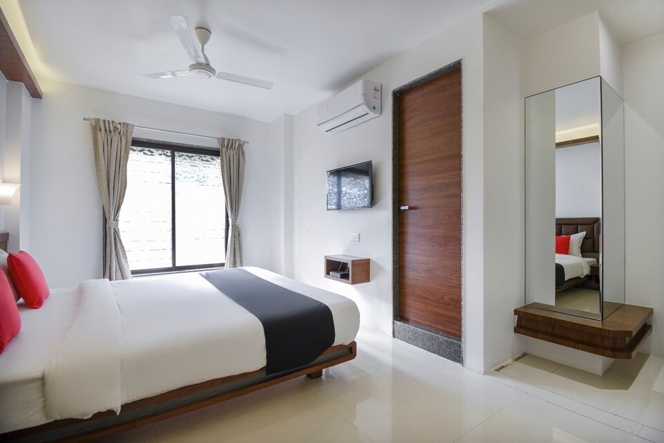 OYO Flagship Hotel Shreeyash Executive, Katraj Khed Shivapur Pune, पुणे