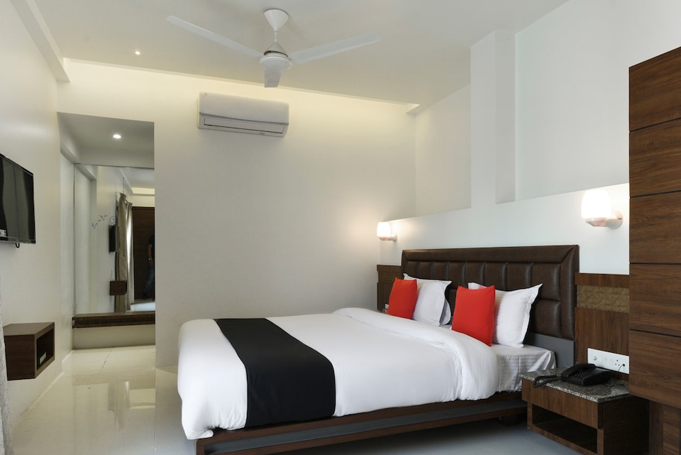 OYO Flagship Hotel Shreeyash Executive, Katraj Khed Shivapur Pune, पुणे