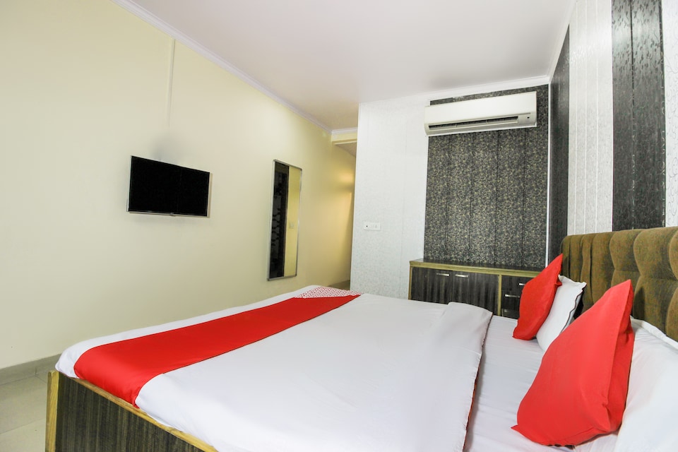 OYO 70592 Hotel Redison Restaurant & Bar, ISBT Kashipur, Kashipur