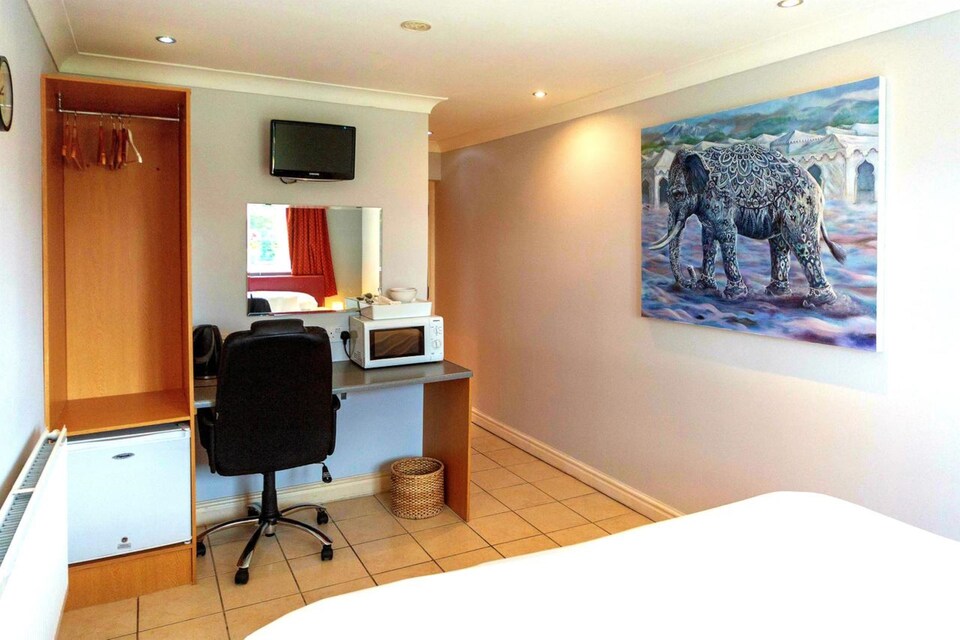 OYO Lenox Farm, Hale, Hale