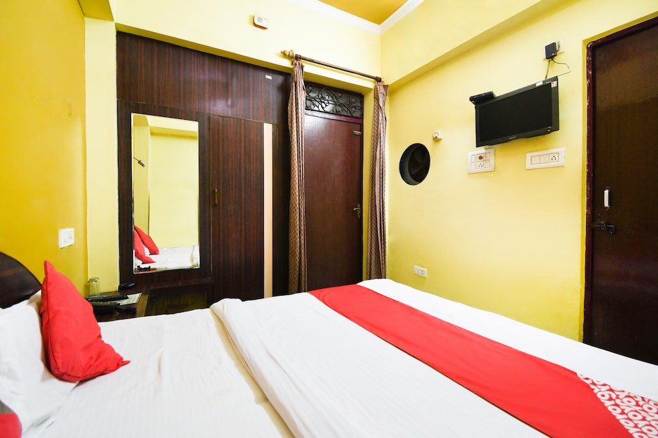 OYO 70662 Hotel Limra, Railway Station Allahabad, Prayagraj