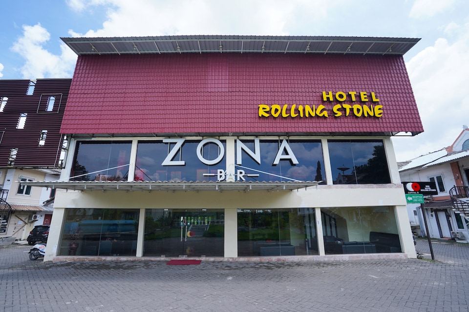 Capital O 3102 Rollingstone Hotel, Sukomanunggal, Surabaya