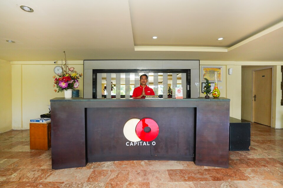 Capital O 3102 Rollingstone Hotel, Sukomanunggal, Surabaya