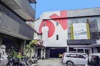 Hotel O Makassar near Mall Panakukkang formerly Sayang Home Stay