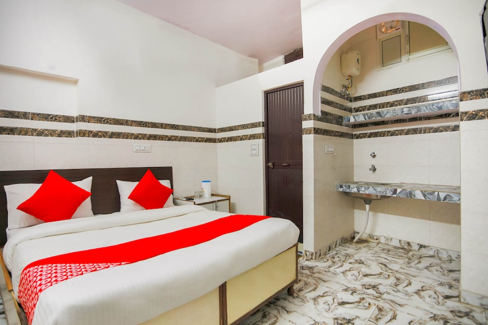 OYO 70836 Hotel Golden Palace, Anand Vihar Delhi, Delhi