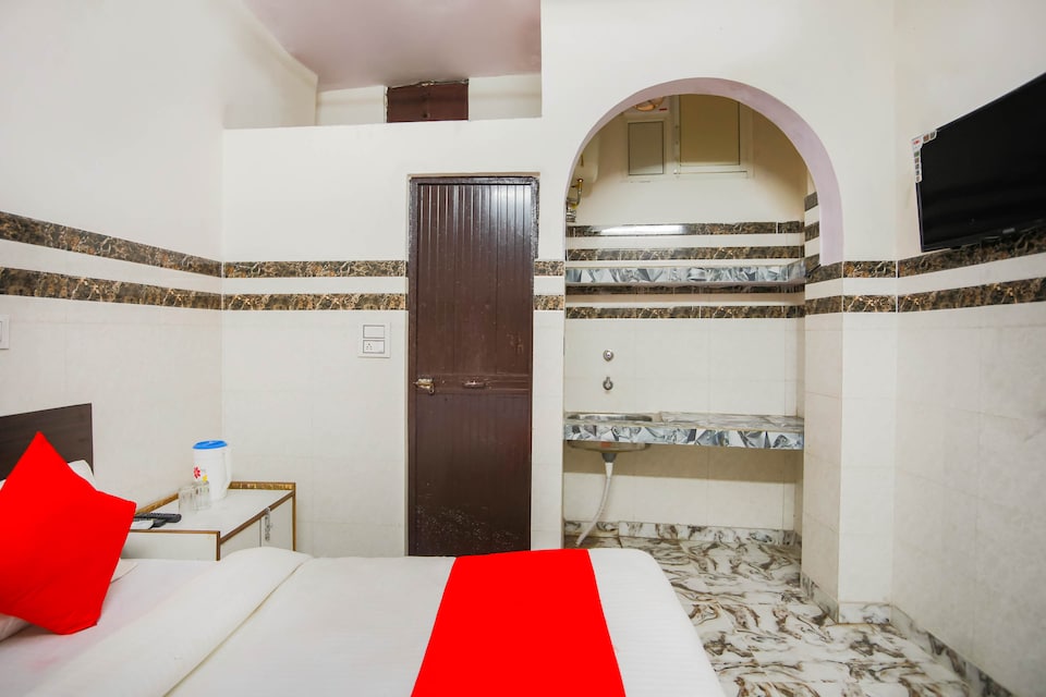 OYO 70836 Hotel Golden Palace, Anand Vihar Delhi, Delhi