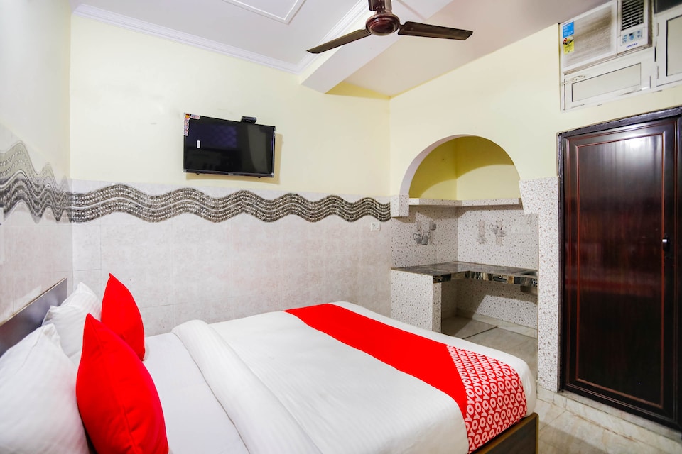 OYO 70836 Hotel Golden Palace, Anand Vihar Delhi, Delhi